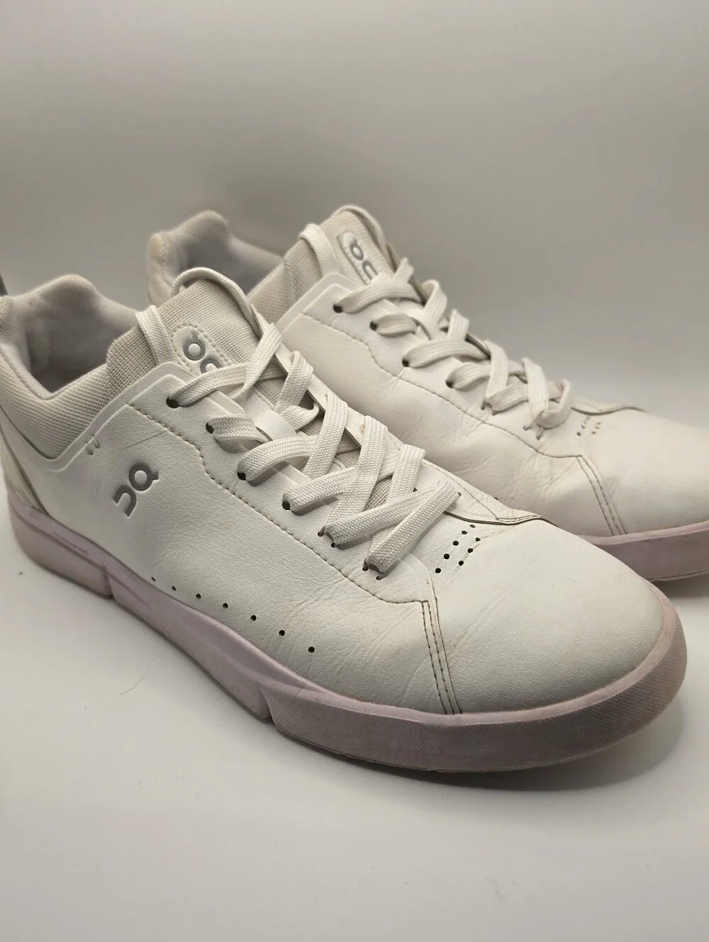 On THE ROGER Centre Court Sneakers — Women's US 11 / White + Lilac